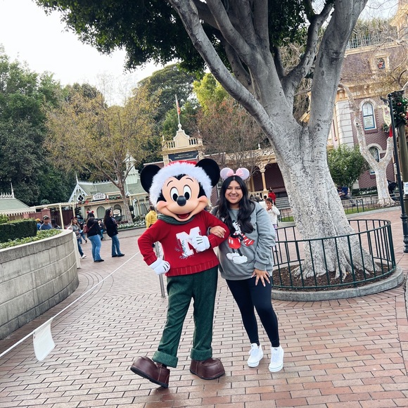 Meet your Posher, Leslie - Picture 2 of 3